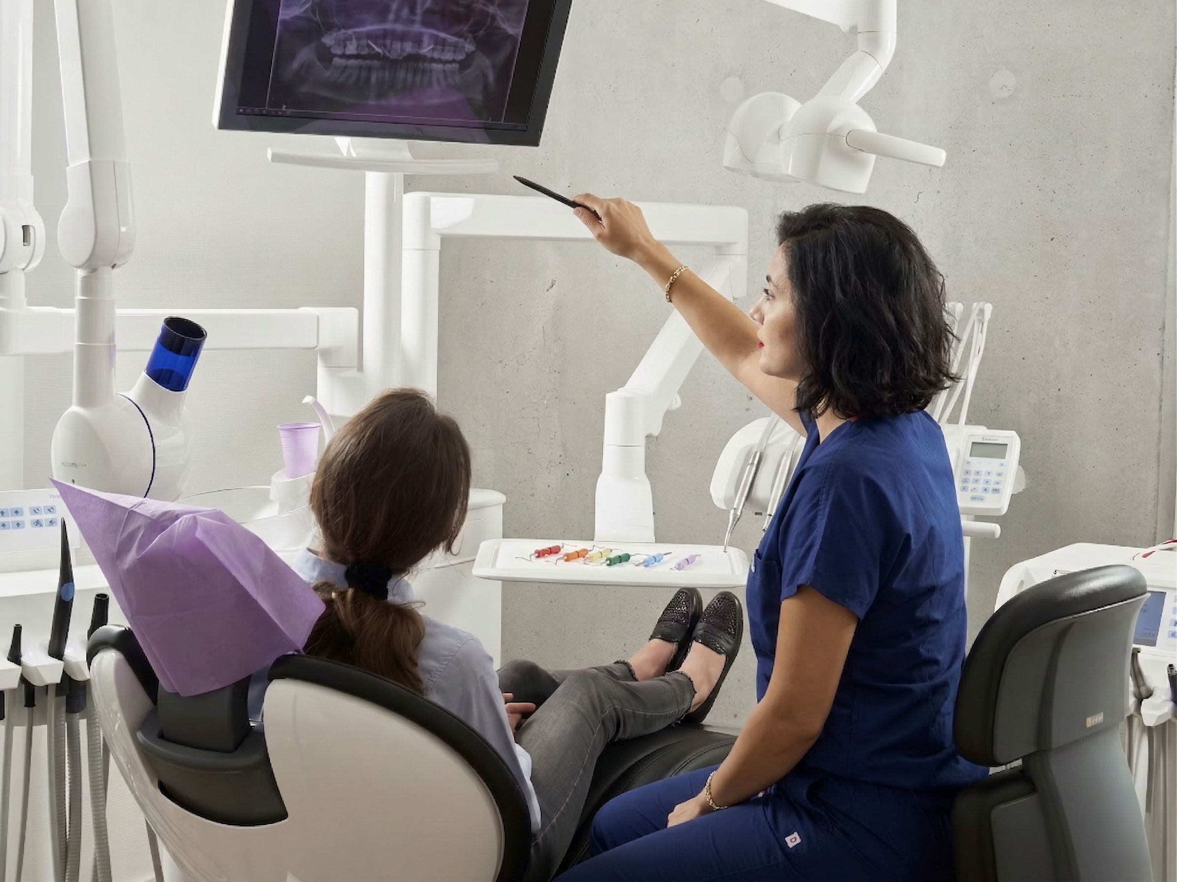 Kompozit Bonding Fiyatları. Diş hekimi uzmanlığı ve kompozit bonding uygulaması teknolojileri